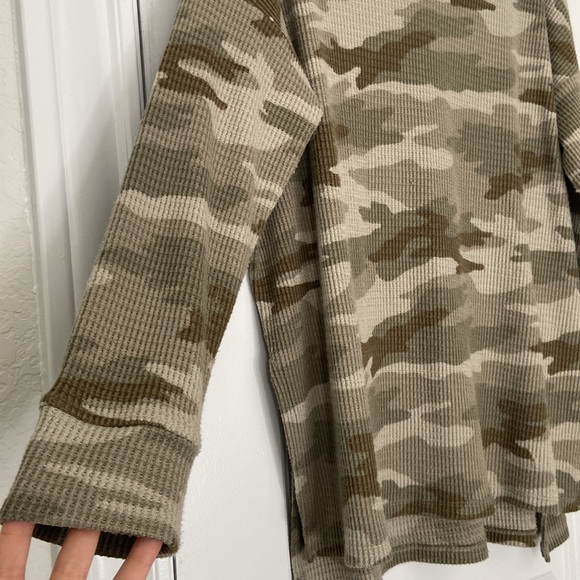 AEO Softest Flannel Plush V Neck Long Sleeve Top - Picture 4 of 12